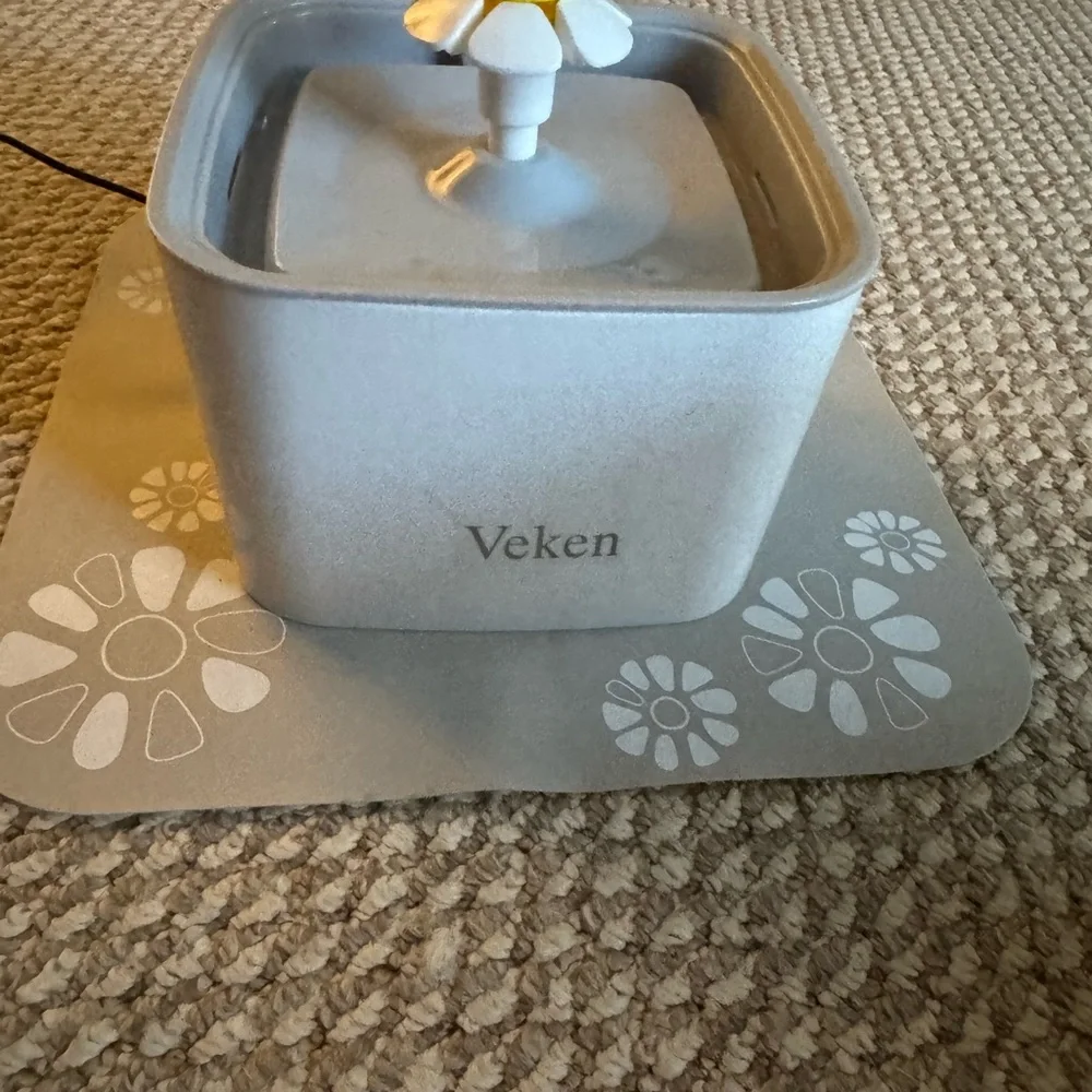 Veken Pet Water Fountain with Daisy top, 8 filters included